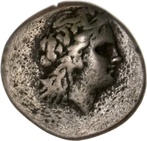 Taureau chargeant à droite.