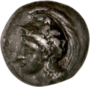 Tête casquée d'athena à gauche.