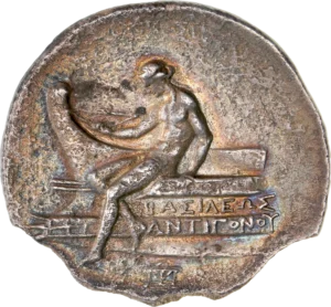 Apollon nu assis à gauche sur la proue d'un navire, tenant un arc de la main droite.