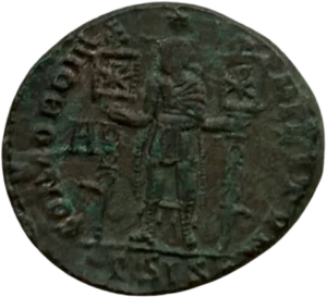 L'empereur debout à gauche, vêtu militairement, surmonté d'une étoile, tenant dans chaque main un labarum chrismé.