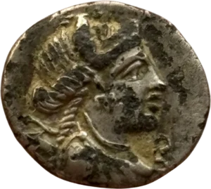 Buste d'Artémis diadémé et drapé à droite, avec collier et boucles d'oreille; arc et carquois sur l'épaule.