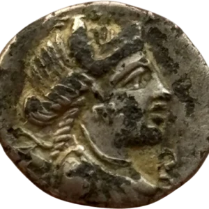 Buste d'Artémis diadémé et drapé à droite, avec collier et boucles d'oreille; arc et carquois sur l'épaule.