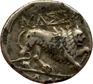 Lion passant à droite.