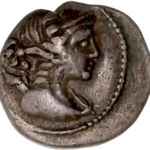 Buste d'Artemis drapé et diadémé à droite.