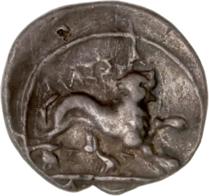 Lion marchant à droite.