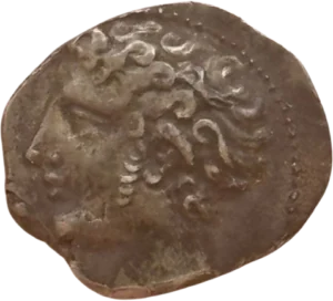 Tête du dieu Apollon à gauche.