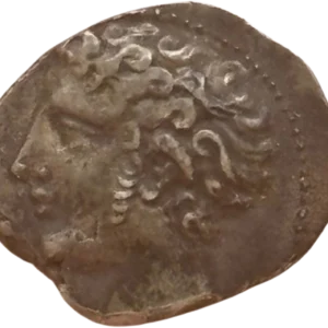 Tête du dieu Apollon à gauche.