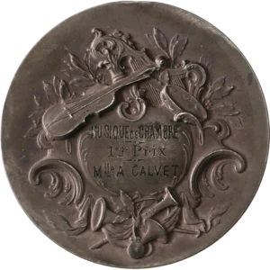 Armoiries de la ville de Nîmes entourées d'une couronne végétale.