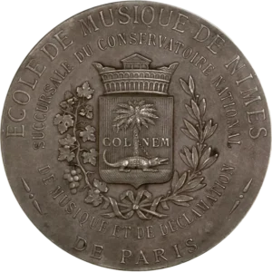 Plusieurs instruments entourant l'inscription.