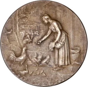 Jeune femme nourrissant les animaux de la ferme (poules, poussins... ).