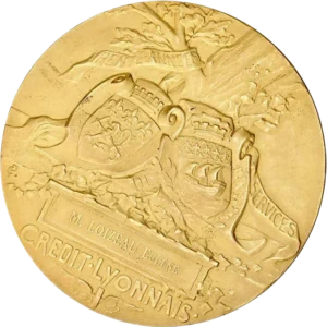 Blasons au pied d'un arbre.