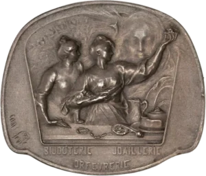 Deux femmes debout à droite examinant des objets d'art, devant Junon et son paon.