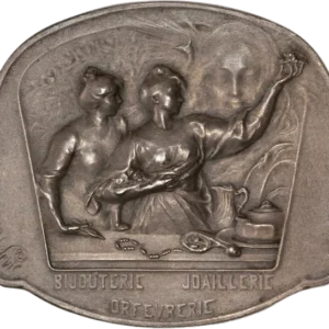 Deux femmes debout à droite examinant des objets d'art, devant Junon et son paon.