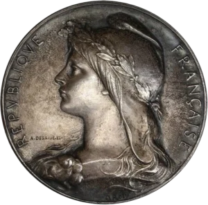 Portrait de Marianne à gauche.