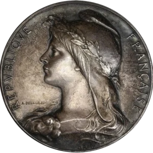 Portrait de Marianne à gauche.