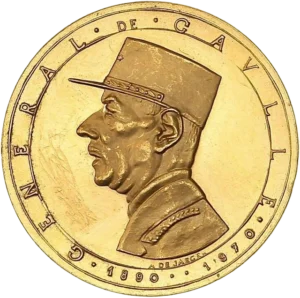 Buste du général de Gaulle à gauche.