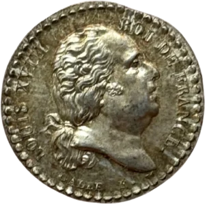 Buste de Louis XVIII à droite.