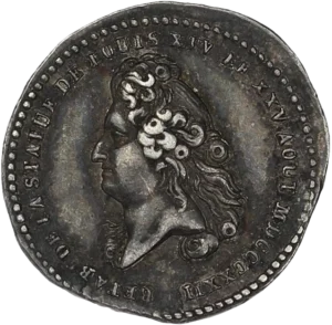 Buste militaire de Louis XVIII à gauche.