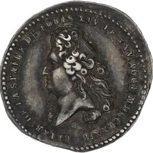 Buste militaire de Louis XVIII à gauche.