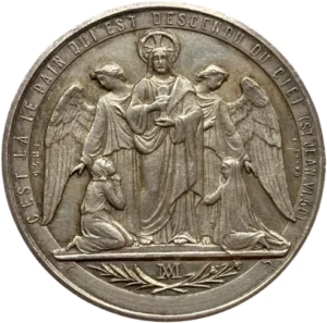 Le Christ, au centre, tient le calice dans ses mains. Deux anges, de part et d’autre du Christ, veillent sur les deux pénitents agenouillés. A l’exergue, un monogramme MA accosté de palme et branche de lis.