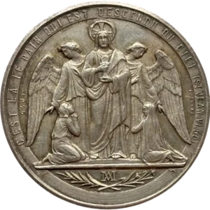 Le Christ, au centre, tient le calice dans ses mains. Deux anges, de part et d’autre du Christ, veillent sur les deux pénitents agenouillés. A l’exergue, un monogramme MA accosté de palme et branche de lis.