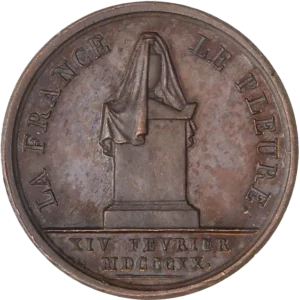 un autel avec une urne voilée.