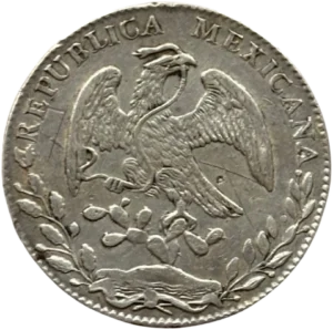 un aigle, perché sur un figuier de Barbarie, dévorant un serpent.