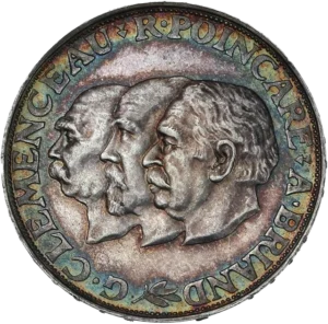 Têtes accolées de Briand, Poincaré et Clémenceau à gauche.