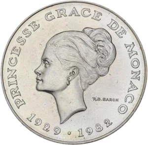 Tête nue de la princesse Grace à gauche.