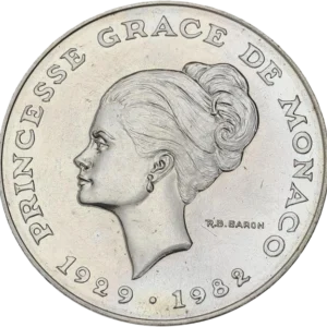 Tête nue de la princesse Grace à gauche.