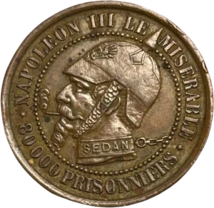 Buste de Napoléon III à gauche coiffé d'un casque prussien et fumant une cigarette, "SEDAN" inscrit sur le col avec une chaîne.