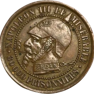 Buste de Napoléon III à gauche coiffé d'un casque prussien et fumant une cigarette, "SEDAN" inscrit sur le col avec une chaîne.