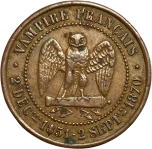 Aigle surmonté d'une tête de chouette sur un fût de canon, au-dessous des éclairs.