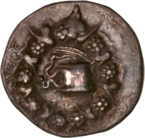 ciste d'ou sort un serpent entouré d'une couronne végétale.