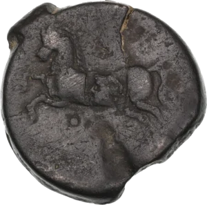 Aigle de face, les ailes ouvertes, debout sur un bucrane.