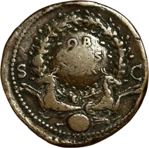 L'inscription latine OB CIVIS SER entourée d'une couronne végétale portée par deux capricornes.