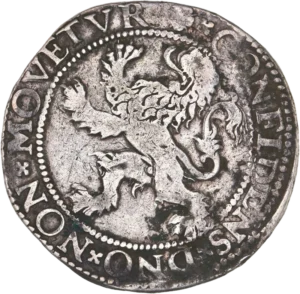 Lion tourné à gauche.