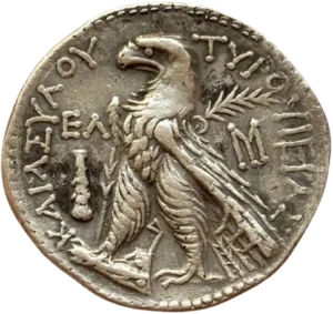 Aigle debout à gauche, les serres sur une proue de navire, une palme sur l’aile ; dans le champ à gauche, une massue. (TΥΡOΥIEΡIAΣ - KAIAΣΥΛOΥ)