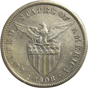 Une Femme debout, tenant un marteau au dessus d'une enclume. En arrière plan, un volcan.