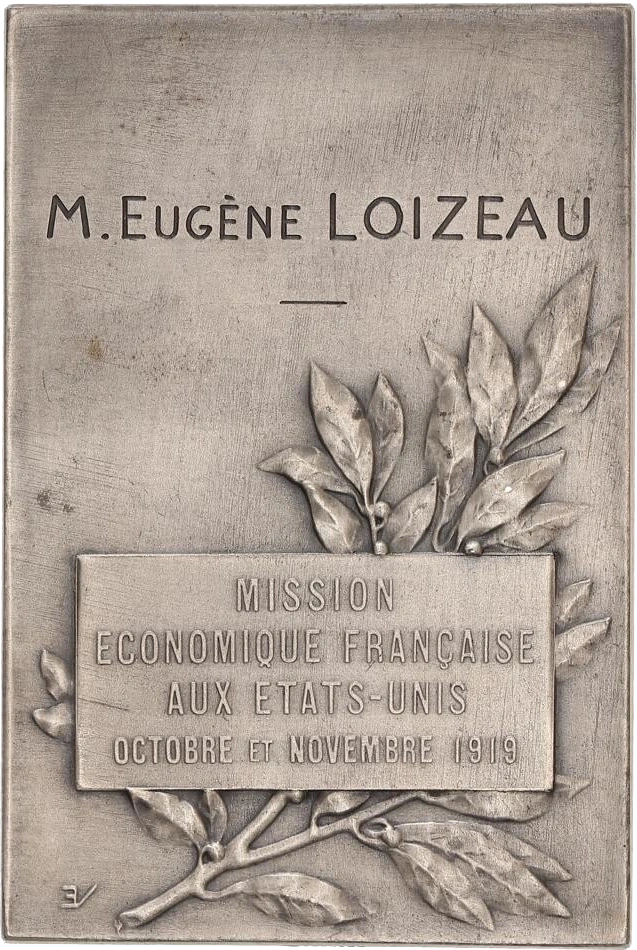 Plaque-médaille en argent de la République Française pour la mission économique aux Etats Unis : Octobre et Novembre 1919.Graveur : S. E VernierDimensions : 49x74mm.Poids : 115 grammes.Plaque attribuée à M. Eugène LoizeauPlaque conservée dans son écrin en velours rouge d'époque.