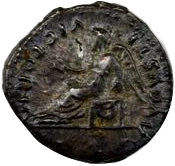 La Victoire ailée assise à gauche, tenant une couronne de laurier.