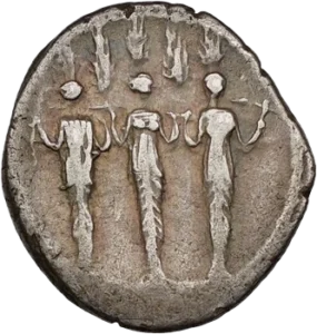 Triple statue cultuelle de Diane Nemorensis de face supportant une poutre placée au-dessus de leurs épaules où sont placés cinq petits cyprès.