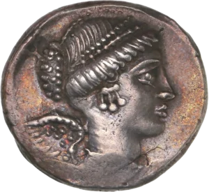 Buste de la Victoire ailée à droite.