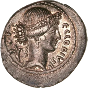 Vesta voilée et drapée assise à gauche, tenant le cymbium de la main droite.