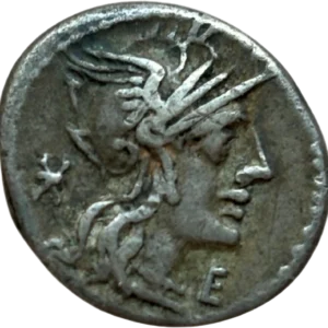 Tête casquée de Rome à droite.