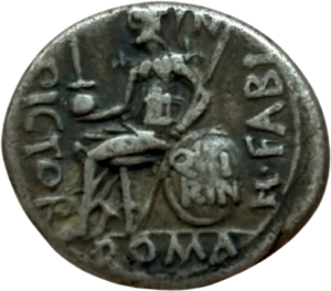 Quintus Fabius Pictor, Flamine (Quirinal) assis à gauche, casqué et cuirassé, tenant l’apex de la main droite et une lance de la main gauche, appuyé sur un bouclier ovale avec QVI/RIN inscrit en deux lignes.