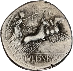 Victoire dans un quadrige galopant à droite, brandissant une couronne de la main droite.