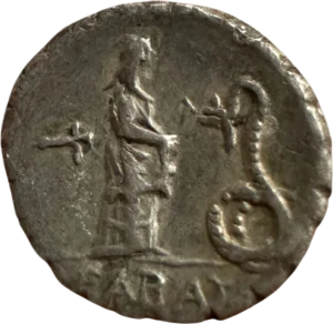 Jeune femme debout à droite nourrissant un serpent qui se tient devant elle. Un symbole derrière la jeune femme.