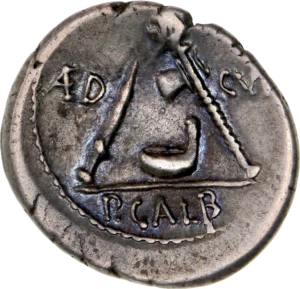 instruments sacrificiels (simpulum, hache et couteau).