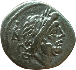 Tête laurée de Jupiter à droite.